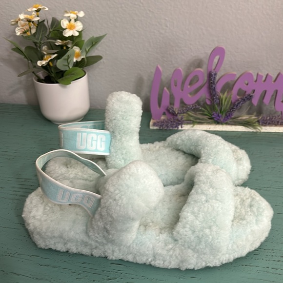 Ugg slippers SZ 8 - Picture 2 of 4